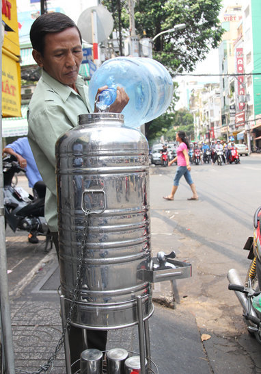 Thu[-]bình[-]trà[-]đá[-]miễn[-]phí[-]trên[-]vỉa[-]hè:[-]Về[-]lý[-]không[-]sai[-]nhưng[-]về[-]tình,[-]thấy[-]buồn[-]buồn...